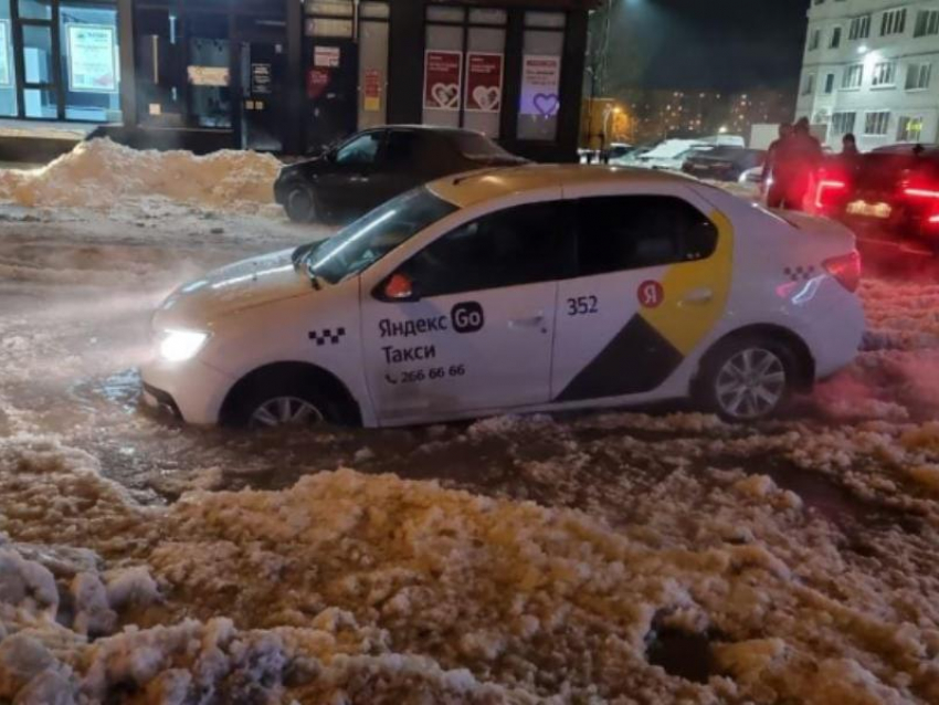 Река из говна пожирает машины в Воронеже