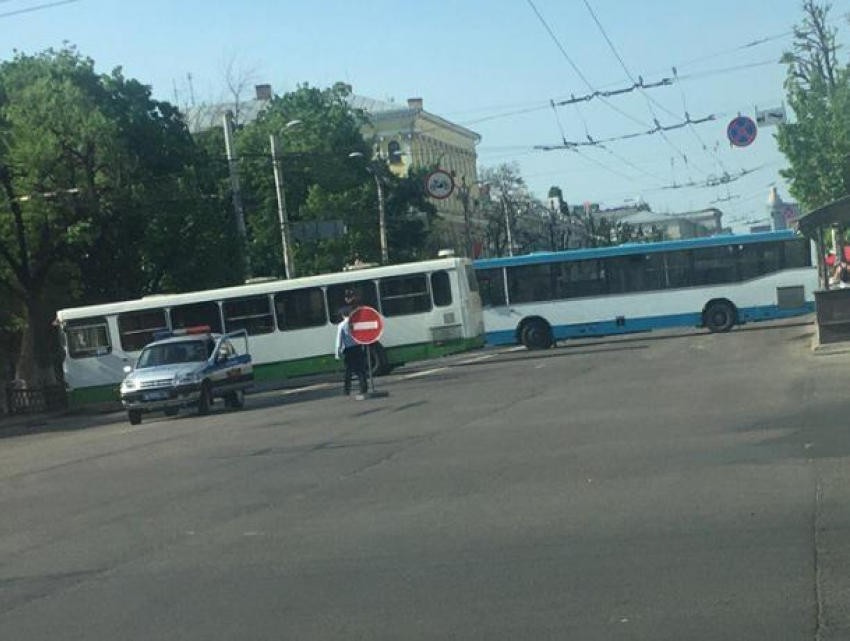Центр Воронежа перекрыли автобусами