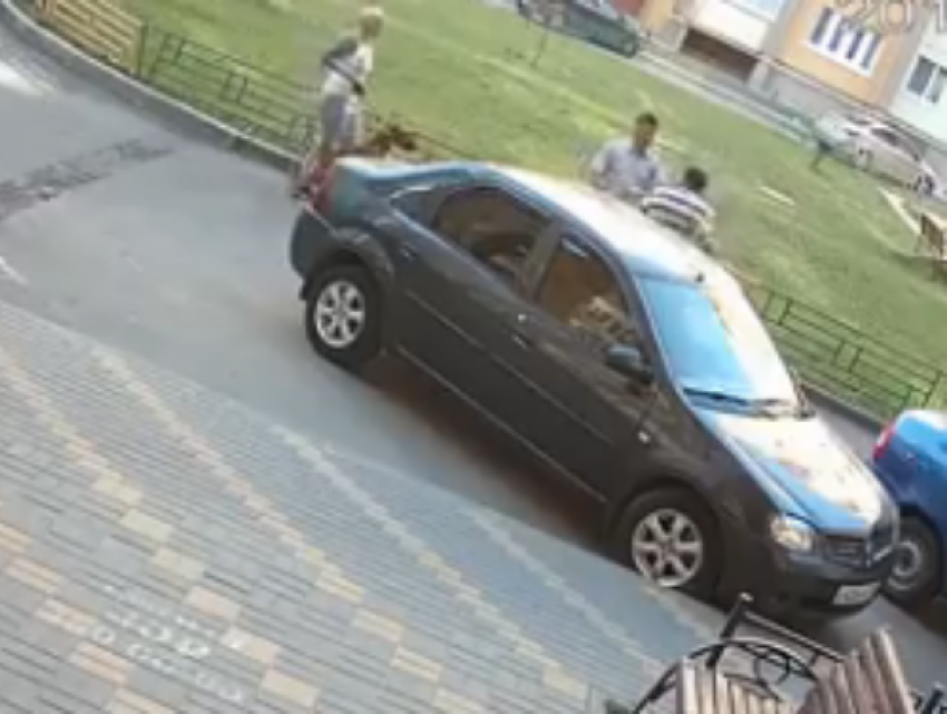 Драку таксиста с упрямым автомобилистом сняли на видео в Воронеже