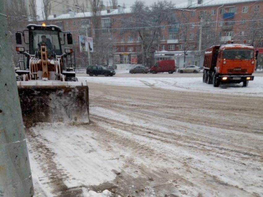 Две сотни снегоуборочных машин не спасли Воронеж от дорожного ада