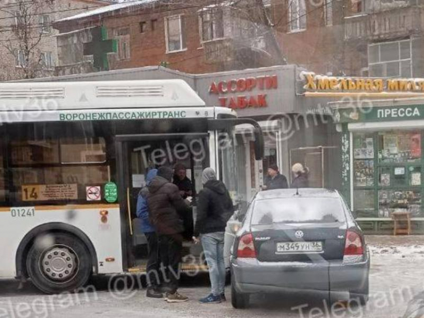 Пассажирский автобус столкнулся с легковушкой в Воронеже