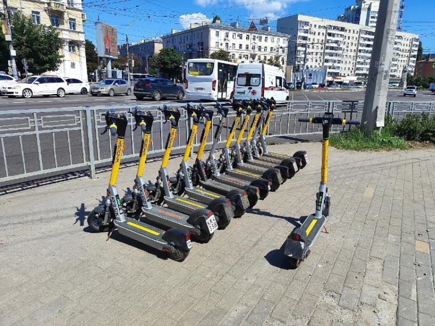 Мальчик на электросамокате сбил коляску с младенцем на тротуаре в Воронеже