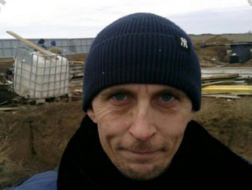 Голубоглазого мужчину в вельветовых джинсах разыскивают в Воронежской области 