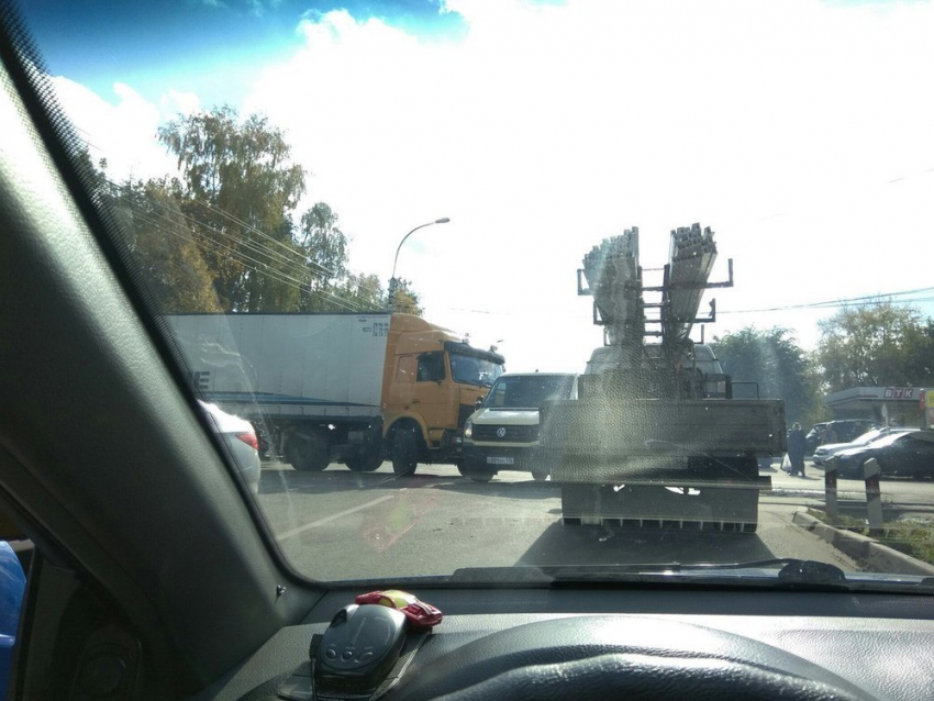 В Воронеже заглохший грузовик перегородил дорогу