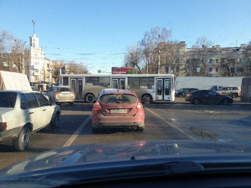 «Девяностый» автобус показал себя королем дороги в Воронеже