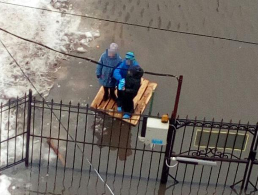 Детей на «плоту» сфотографировали в затопленном Воронеже
