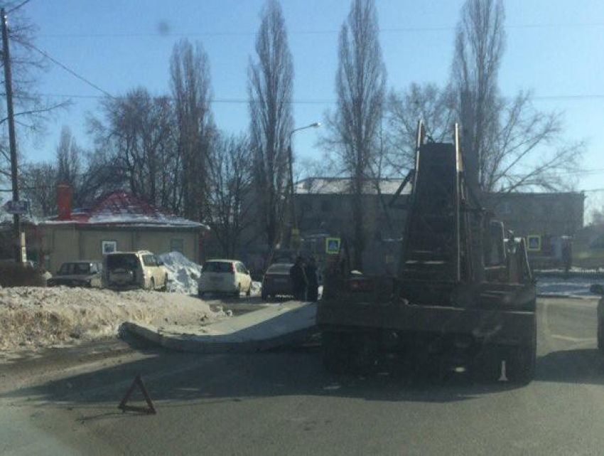 Бетонная плита рухнула с МАЗа на проезжую часть в Воронеже