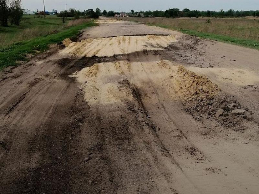 Ужасной дорогой в Воронежской области наконец занялись