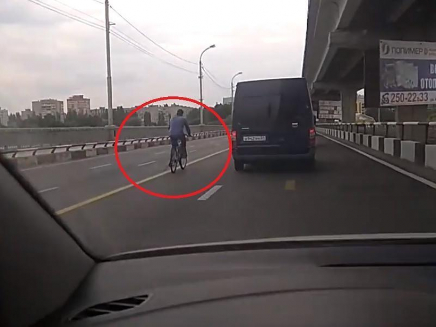 Безрассудный поступок велосипедиста на перекрытом мосту сняли в Воронеже