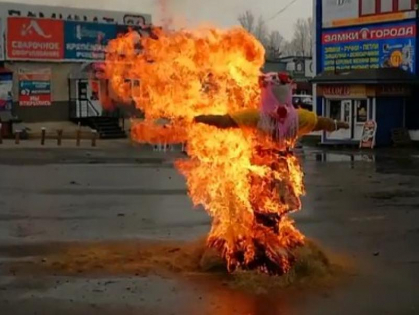 Полыхающих в огне «красоток» сняли на фото в Воронеже