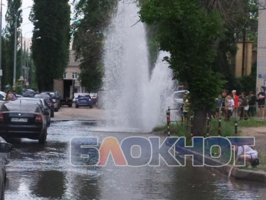 Гигантский фонтан из-за прорыва трубы показали в Воронеже 