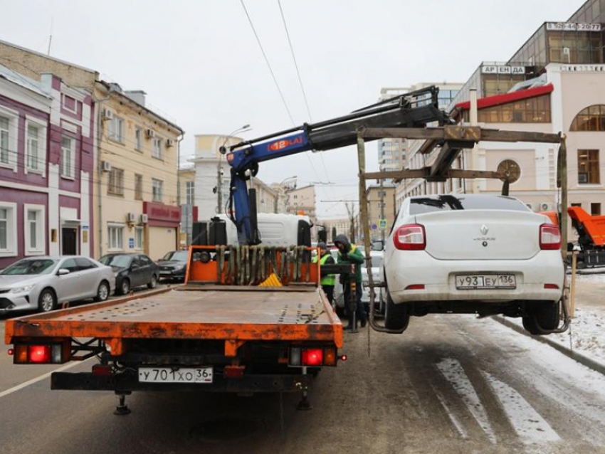 Стало известно, сколько машин без номеров увезли в первый день их эвакуации в Воронеже