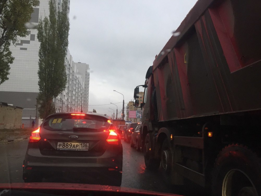 Мелкий дождь спровоцировал в Воронеже огромные пробки