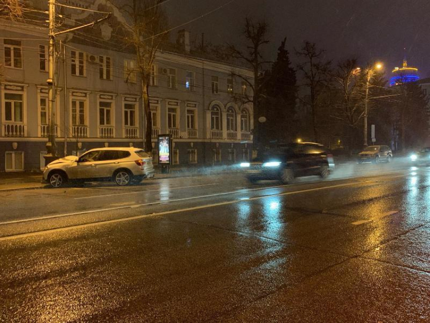 BMW протаранила столб в центре Воронежа