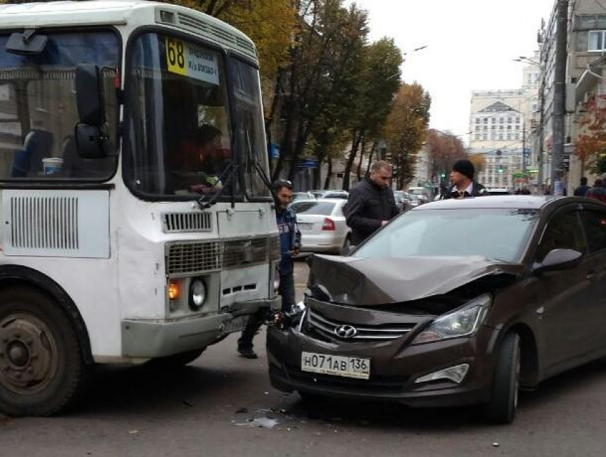 Из-за ДТП с маршруткой в центре Воронежа парализовано движение