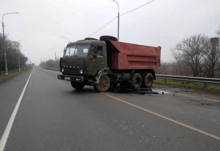 Снимки жуткого лобового ДТП с КамАЗом опубликовала воронежская полиция