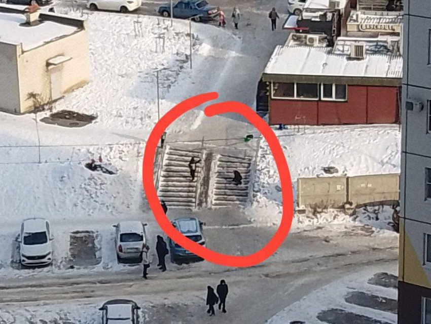 В Воронеже дети устроили ледовый каток на ступеньках