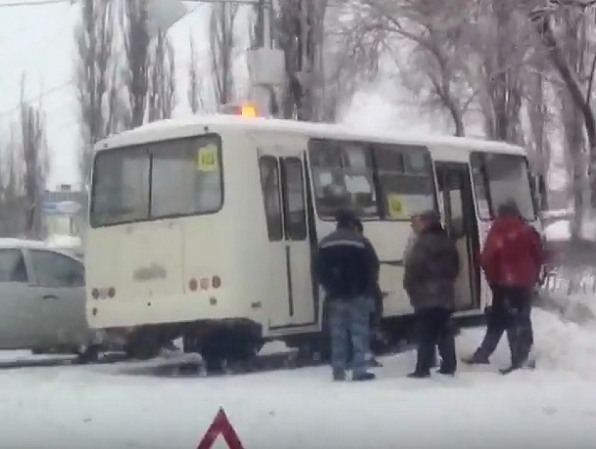 В Воронеже ПАЗ протаранил два автомобиля и врезался в забор 