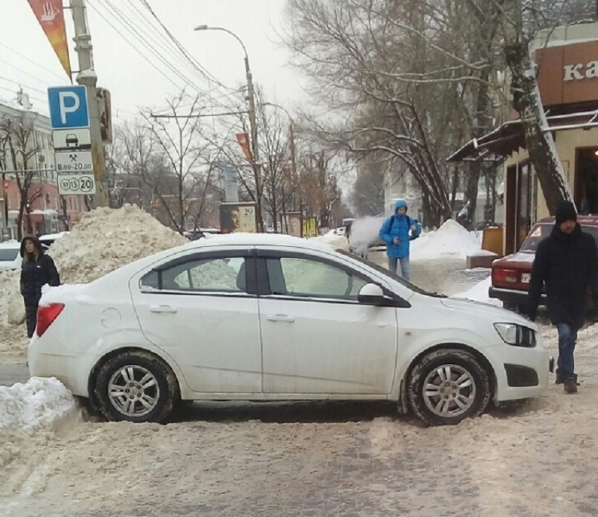 Яростную борьбу с пешеходами устроила автомобилистка в Воронеже 