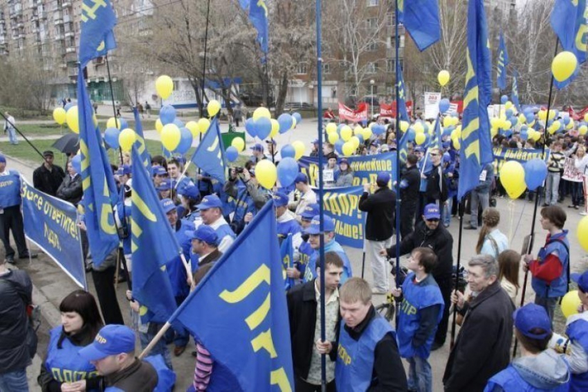 Воронежцам предлагают съездить на первомай с участием Жириновского, а заодно бесплатно посмотреть Москву
