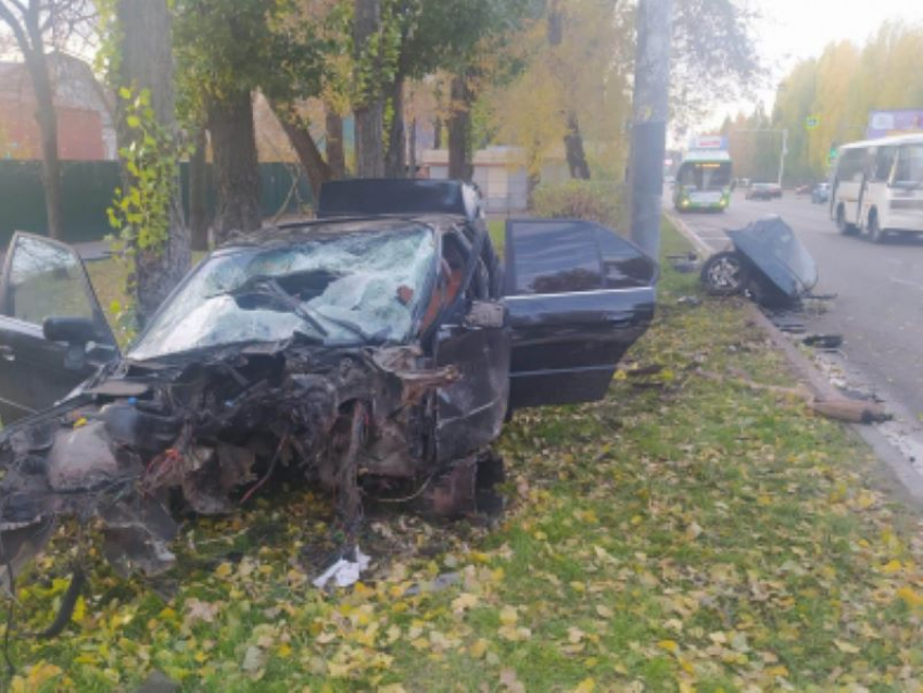 Опубликованы фото разлетевшейся после аварии на части иномарки в Воронеже
