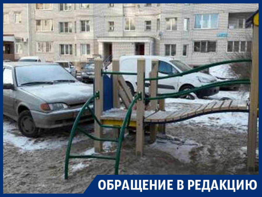 В Воронеже автохамы превратили детскую площадку в парковку