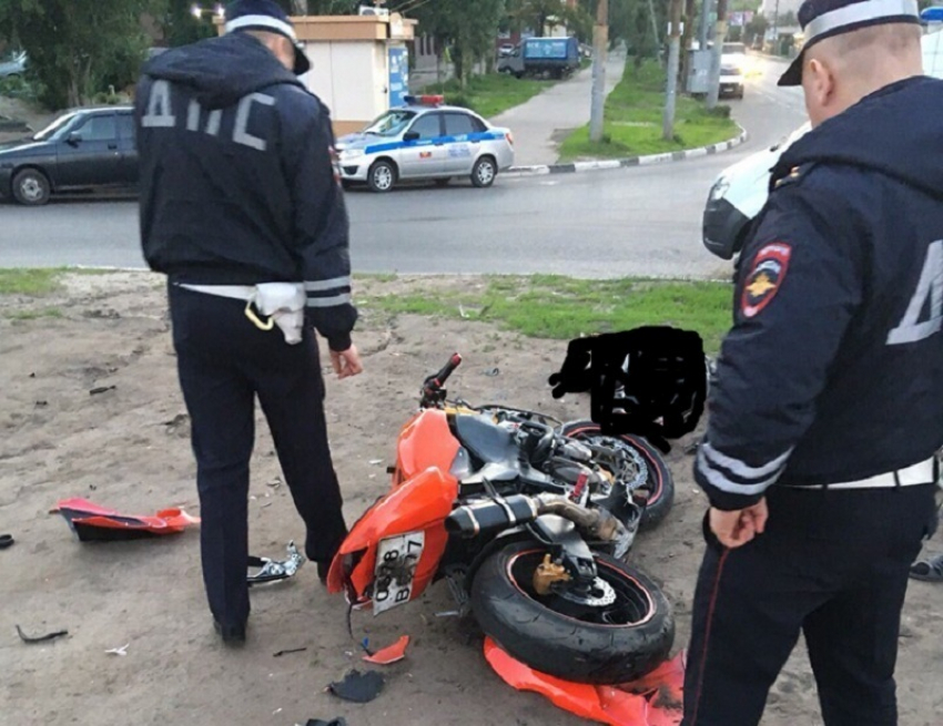 Опубликованы снимки с места смертельного ДТП с байкером в Воронеже