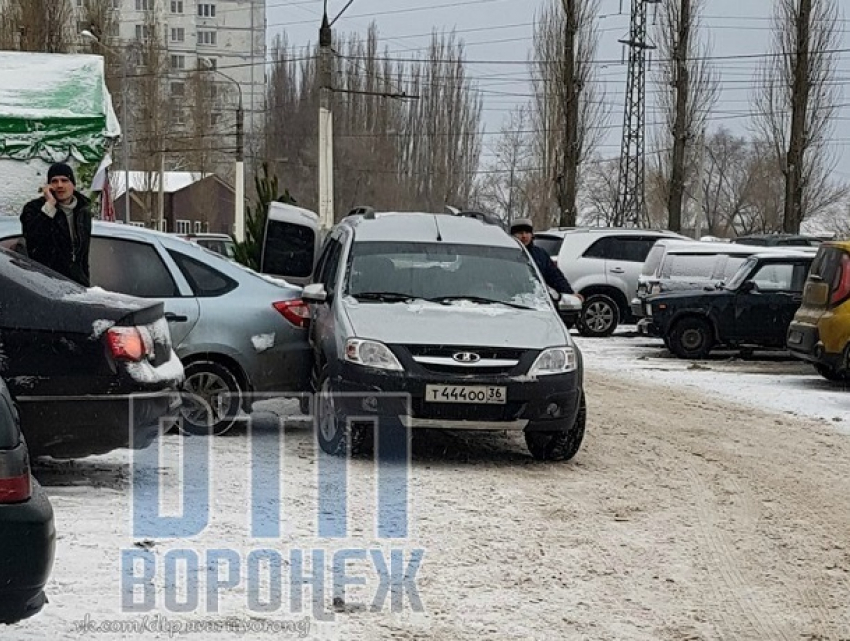 Глупое ДТП на парковке у елочного базара сфотографировали в Воронеже