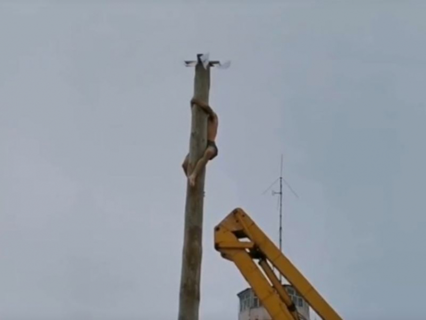 Ловкое покорение вершины столба на Масленицу записали на камеру в Воронежской области