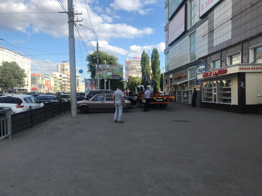 Воронежцы назвали причиной эвакуации машин у ТЦ «жлобскую авоську»