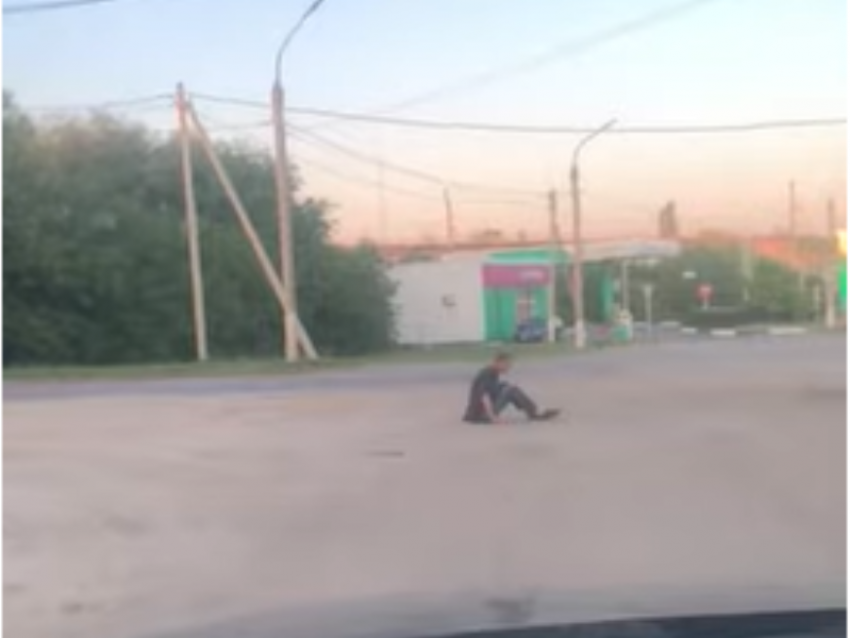  Странный способ передвижения человека заметили в Воронежской области 