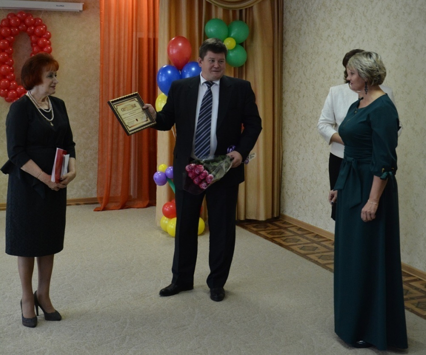 Воронежские депутаты поздравили детский сад №45 с юбилеем и вручили сертификат на турпоездку 	