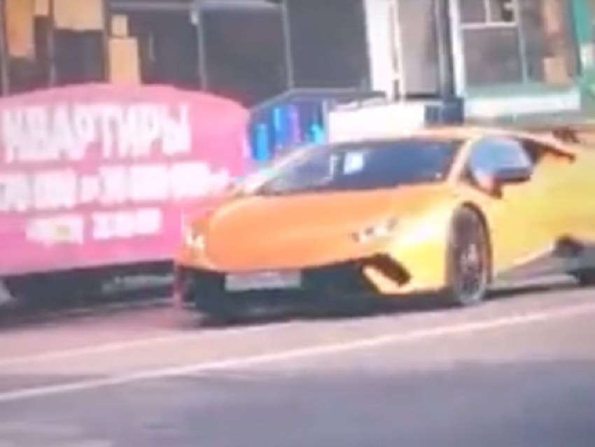 Утонченный Lamborghini Gallardo мощно проехался по Воронежу 