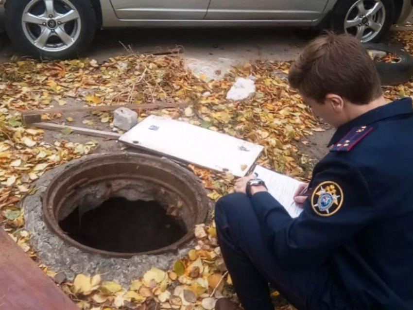 Следователи заинтересовались падением семилетней девочки в люк в Воронеже 