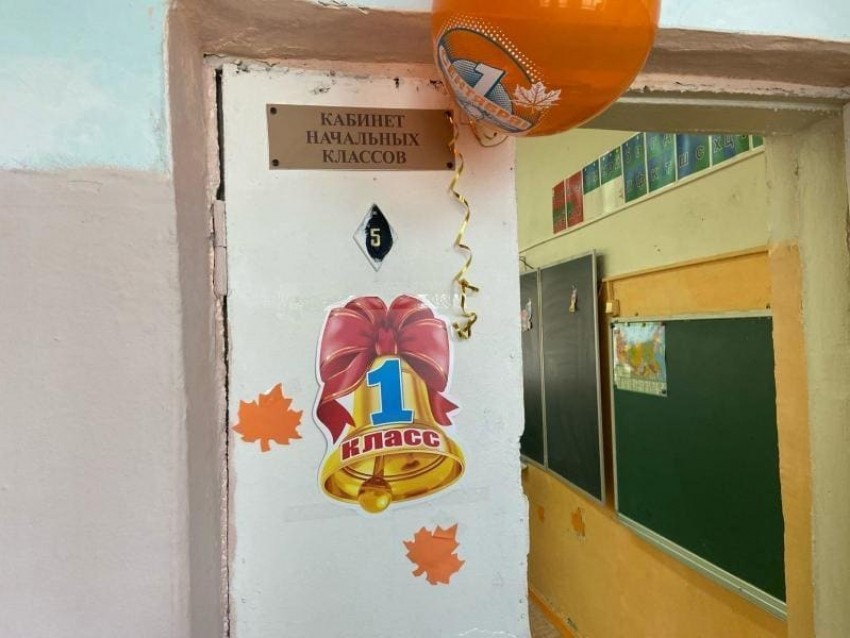 Бутафорное 1 сентября: обшарпанные стены помпезно украсили для первоклашек в воронежской школе