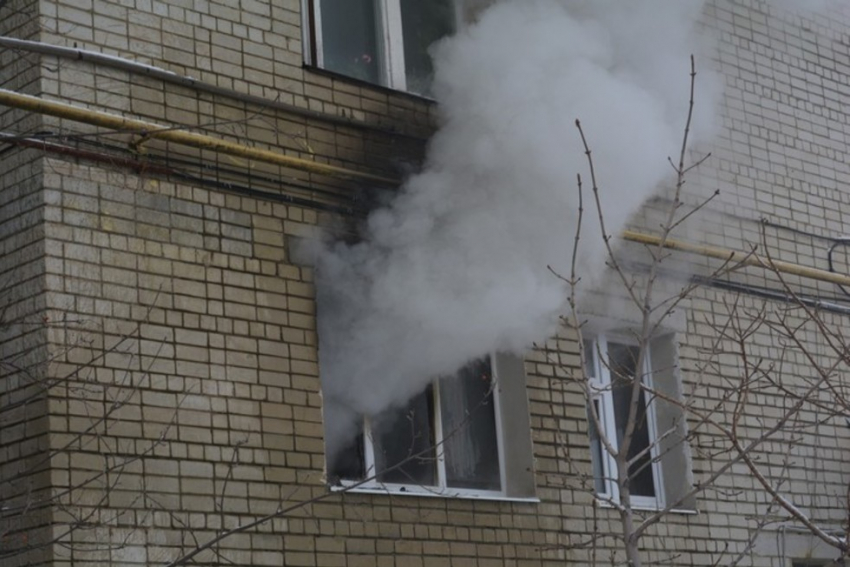В Воронеже из загоревшейся квартиры прохожие спасли женщину с детьми