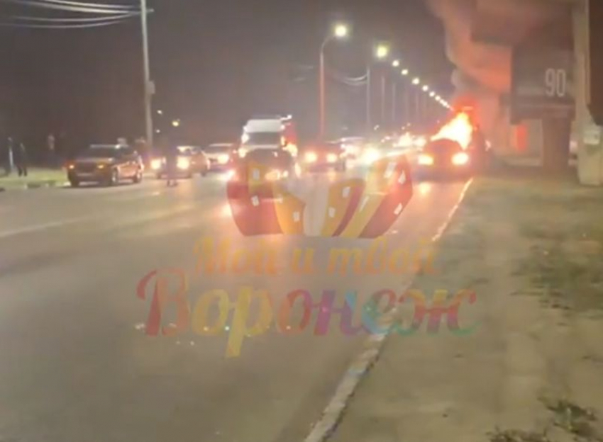 Опубликовано видео с загоревшейся иномаркой на Северном мосту Воронежа