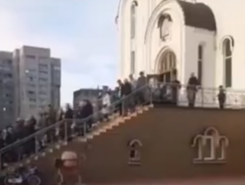 Верующие заполонили храм во время пандемии коронавируса в Воронеже