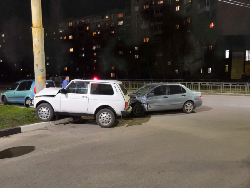 8-летняя школьница пострадала в ДТП с Mitsubishi и ВАЗ в Воронеже 