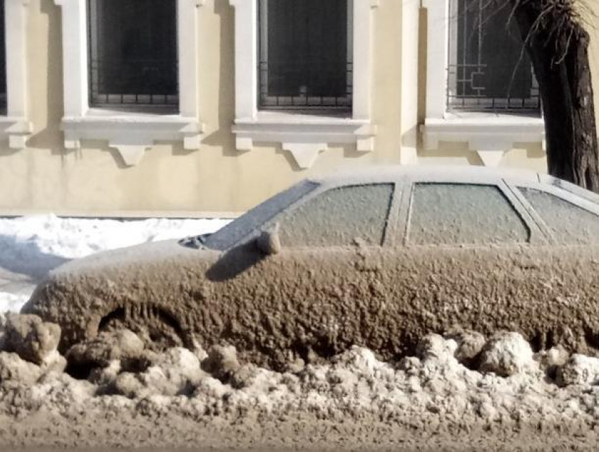 Воронежцев удивила машина, ставшая грязевым хамелеоном