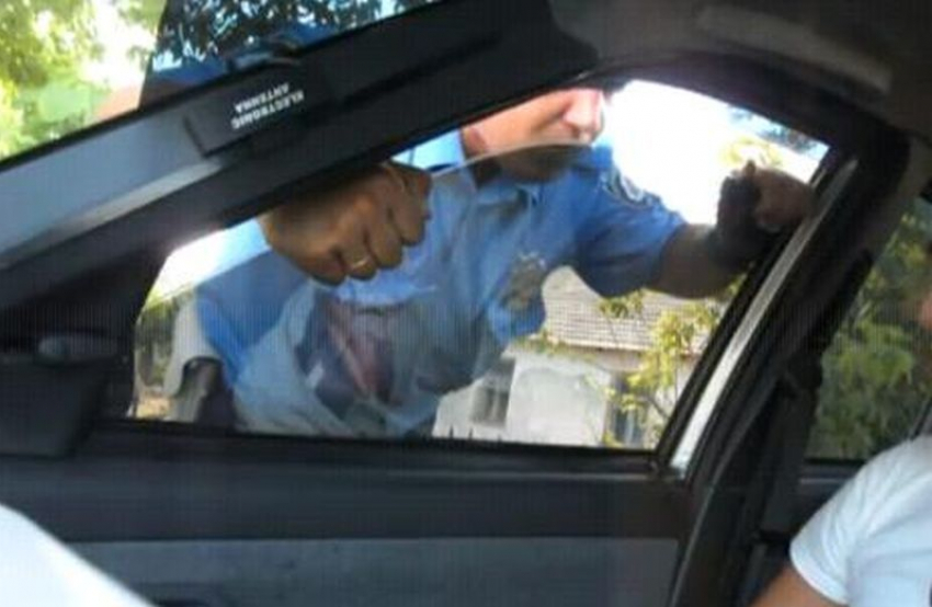 Пьяный автомобилист в Воронеже прищемил стеклом пальцы инспектора ДПС