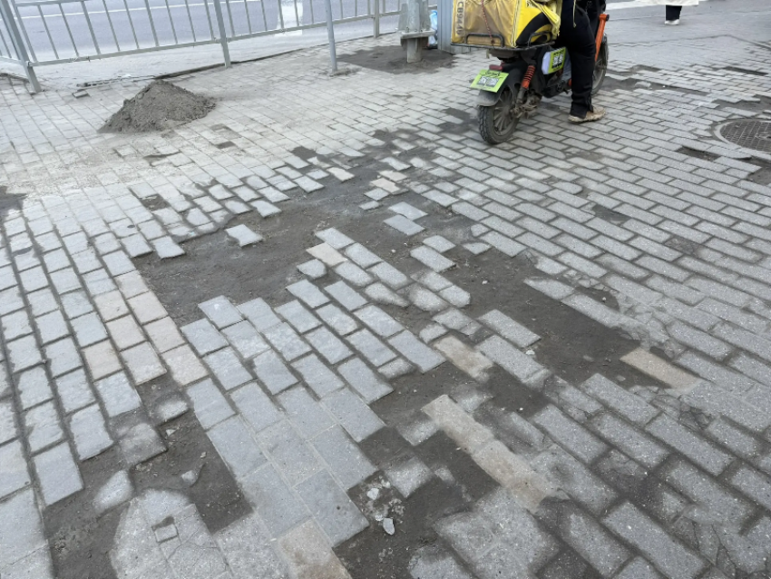 Плитка в Воронеже оттаяла с приходом весны