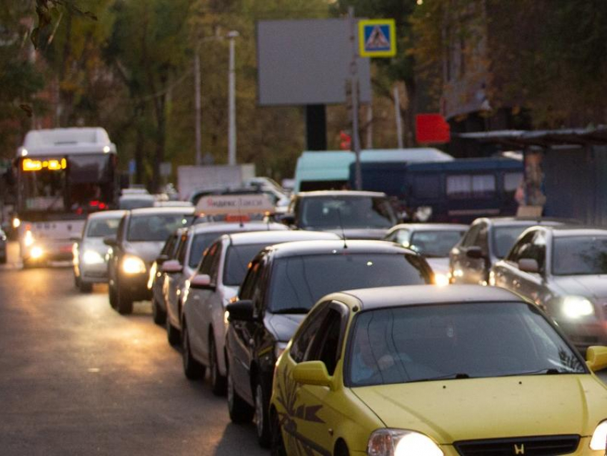 Ждать ли рекордных пробок в начале осени, рассказали аналитики