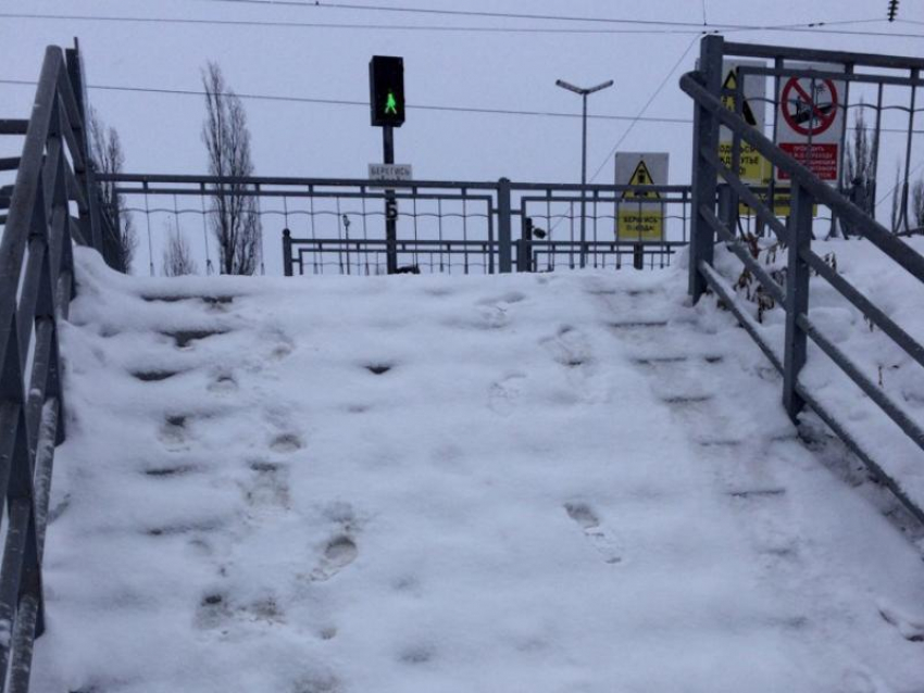 В ледяной ад превратилась дорога к ж/д путям в Воронеже