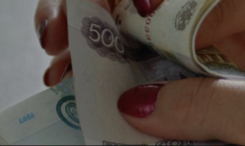 В Воронежской области женщина отобрала деньги у нерешительного гражданина