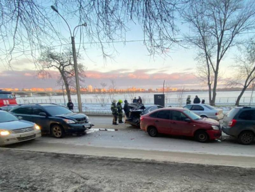 Шесть автомобилей столкнулись возле набережной в Воронеже – опубликованы фото