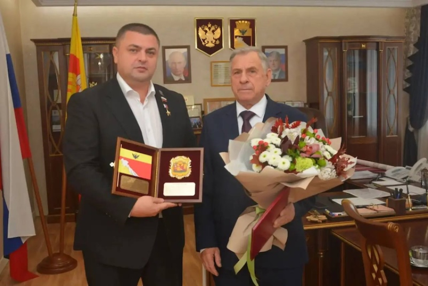 Председатель Воронежской городской Думы, Герой России Андрей Дьяченко поздравил с юбилеем Героя Труда Российской Федерации Анатолия Свиридова