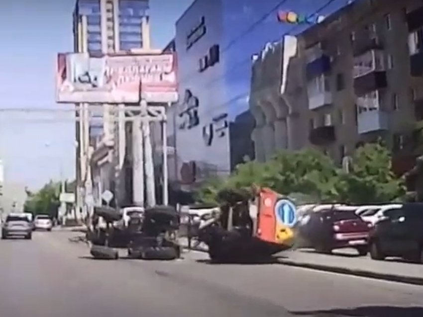 Падение трактора при развороте возле «Галереи Чижова» попало на видео
