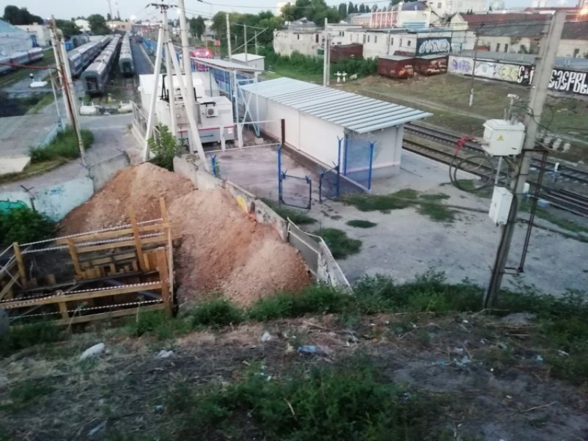 Тротуар у Заставы, которому делал замечание блогер, перегородили в Воронеже