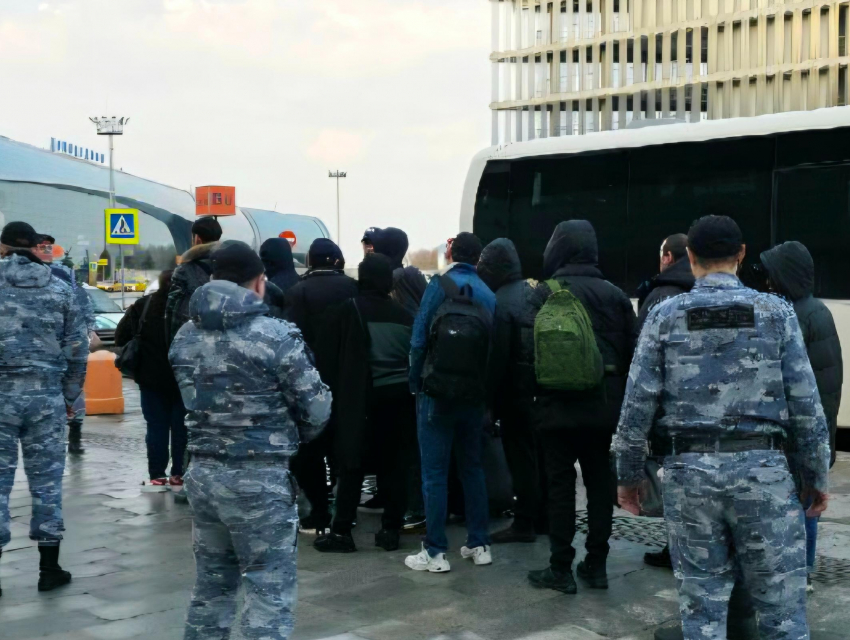 Воронежские приставы отправили на родину 16 нелегалов